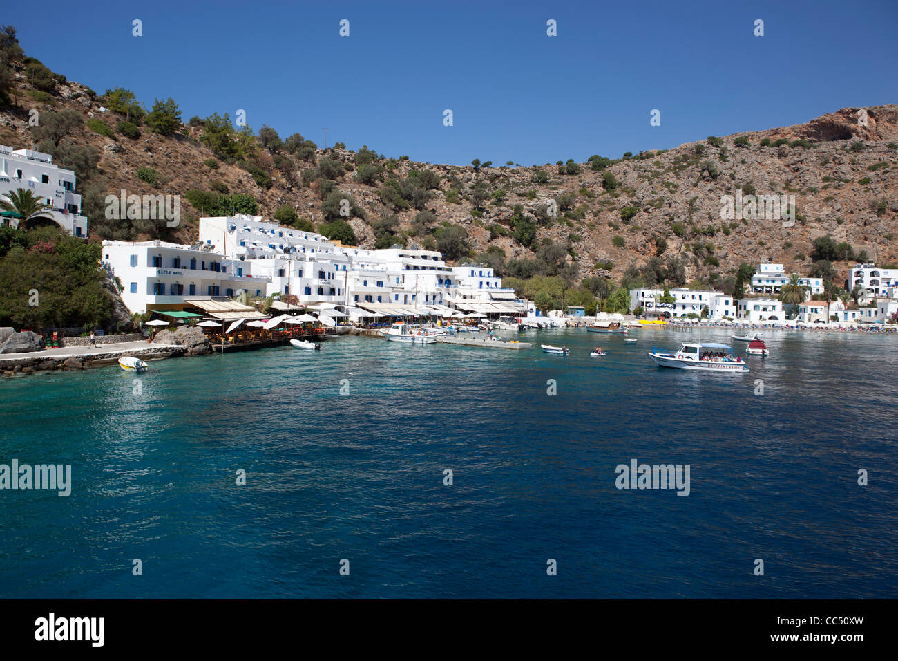 Vista del villaggio di Loutro nel sud di Creta in Grecia. Case bianche accanto all'acqua. Foto Stock