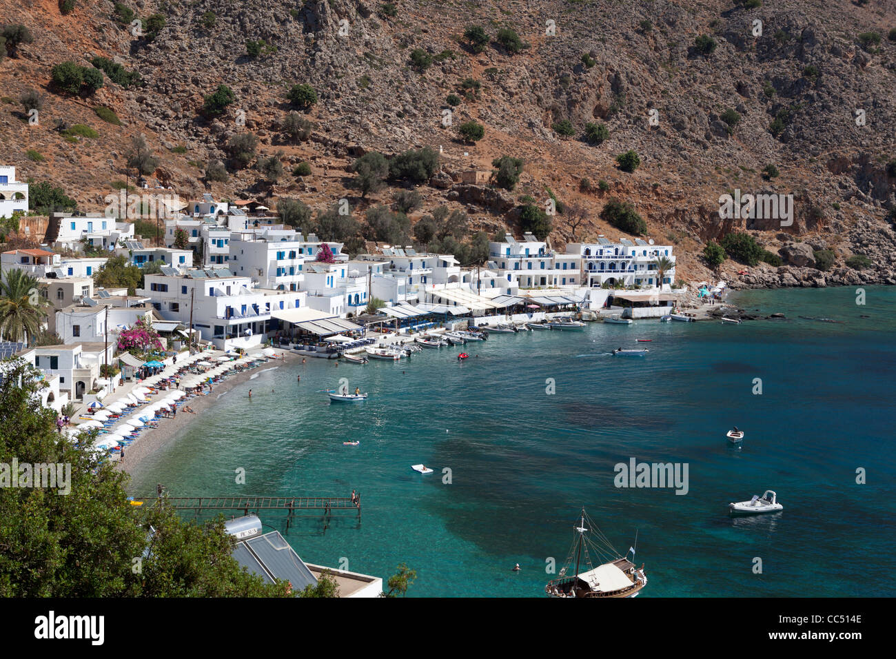 Vista del villaggio di Loutro nel sud di Creta in Grecia. Case bianche accanto all'acqua. Foto Stock