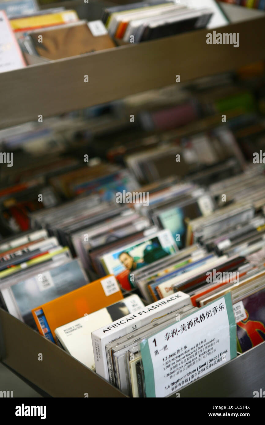 Vari CD sul ripiano, Centro Culturale Francese a Pechino, Cina Foto Stock