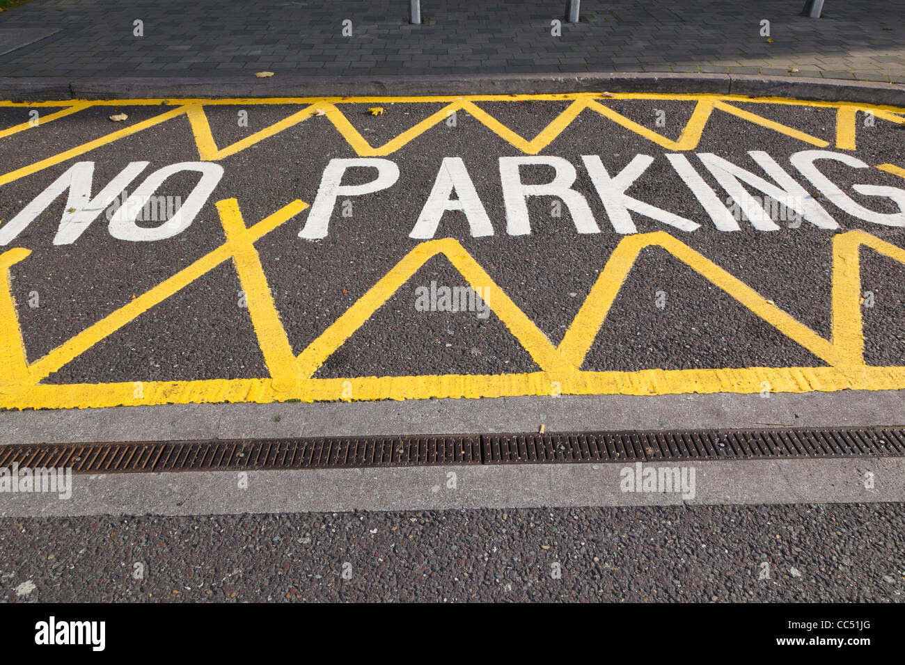 Nessun parcheggio area contrassegnata con frastagliate linee gialle sulla strada. Cork, nella contea di Cork, Repubblica di Irlanda. Foto Stock