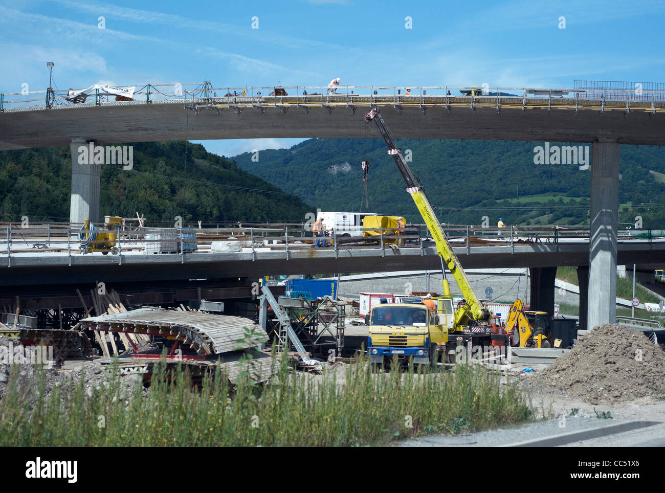 Nuova strada di bypass in costruzione in Banska Bystrica Slovacchia Centrale Foto Stock