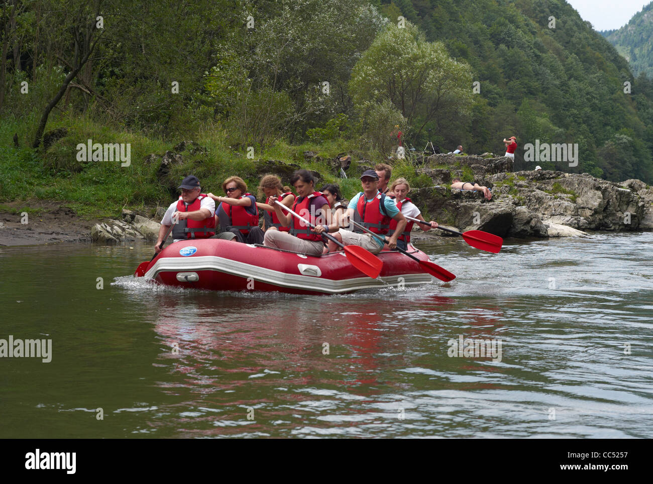 Il Rafting sul fiume Dunajec nel Pieniny National Park sulla slovacca confine polacco Foto Stock