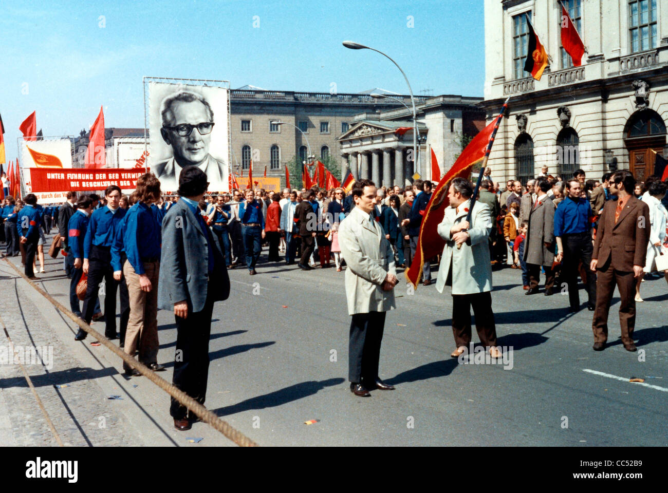 Dimostrazione il 1 maggio 1973 a Berlino Est con striscioni, bandiere e grandi ritratti di segretario generale del SED Honecker. Foto Stock