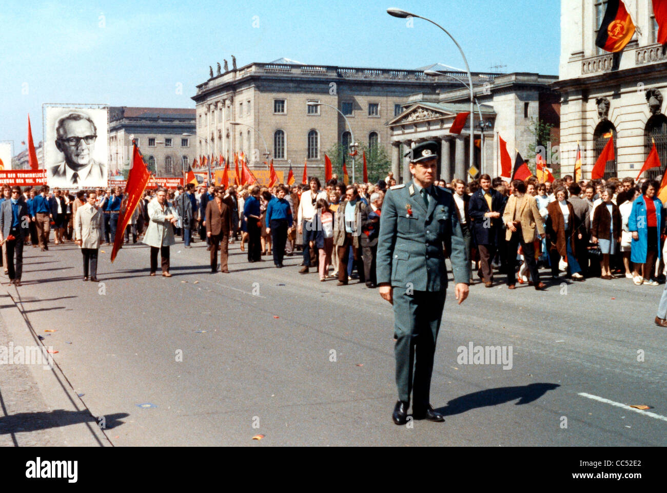 Dimostrazione il 1 maggio 1973 a Berlino Est con striscioni, bandiere e grandi ritratti di segretario generale del SED Honecker. Foto Stock
