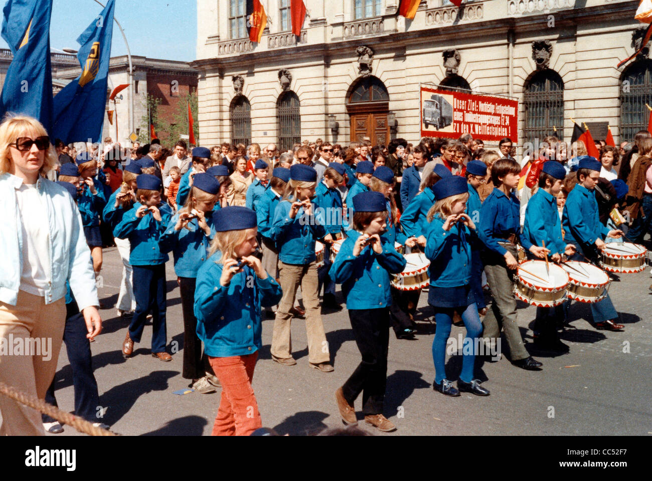 Dimostrazione il 1 maggio 1973 a Berlino Est con un gruppo di musica della nazionale di organizzazione per bambini "Ernst Thaelmann'. Foto Stock