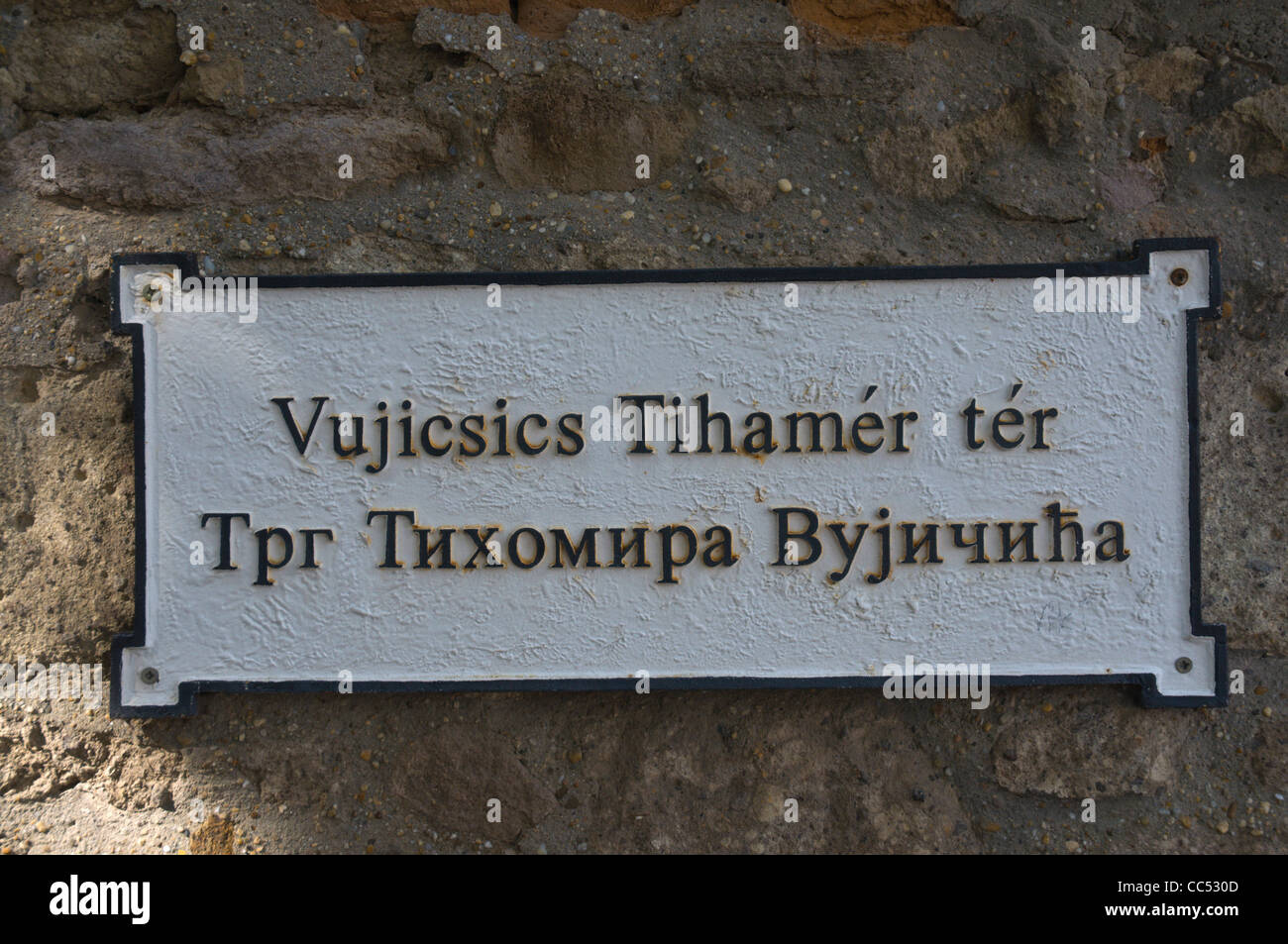 Sign in ungherese e serbo nella città di Szentendre nell'ansa del Danubio Ungheria Europa Foto Stock