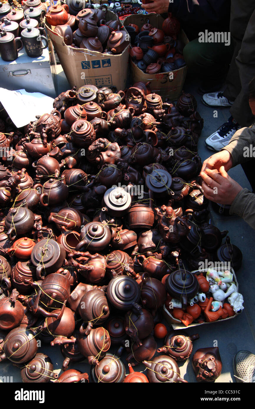 Pila di sabbia color porpora teiere, Panjiayuan Mercato di Antiquariato, Pechino, Cina Foto Stock