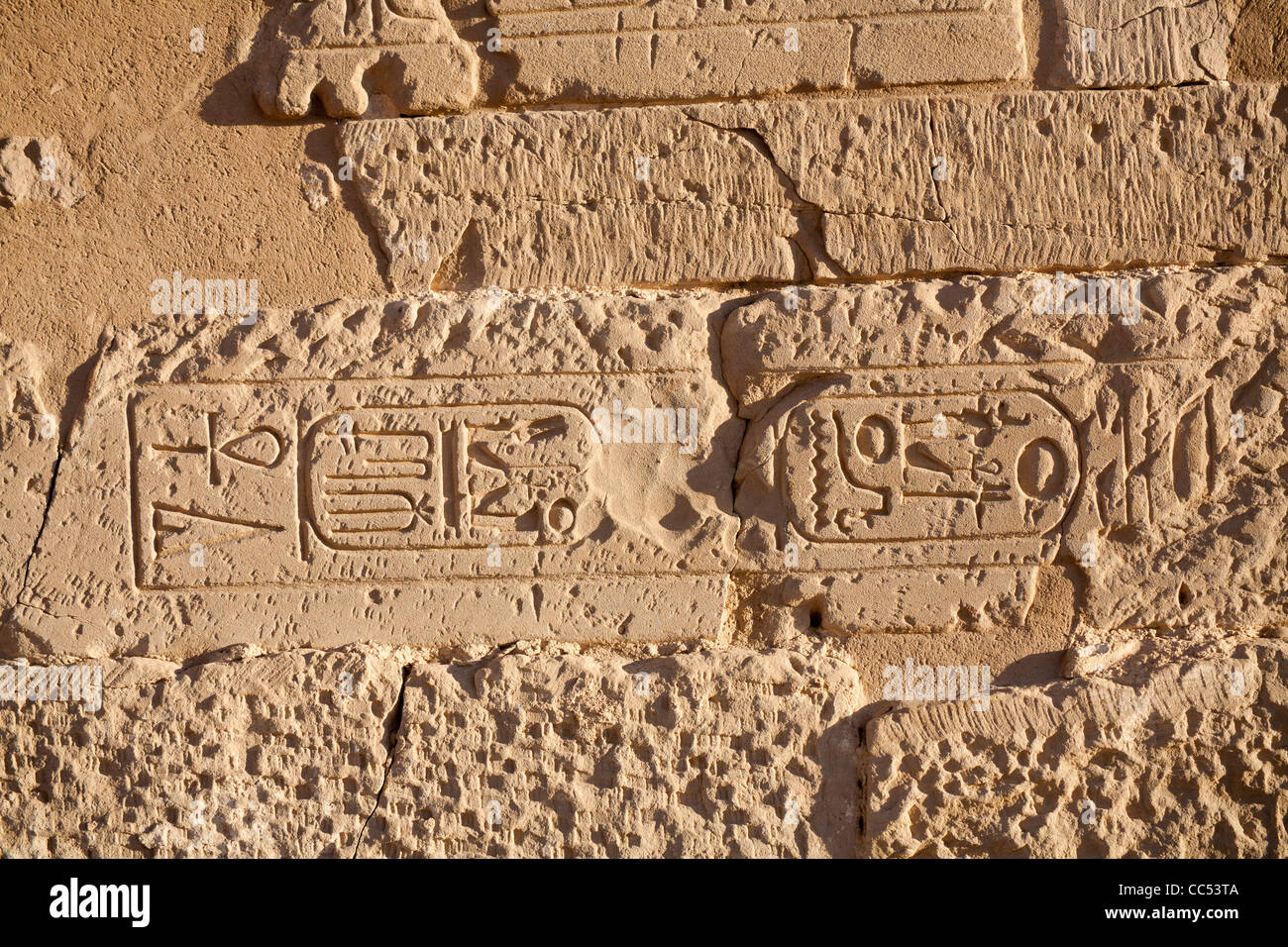 Vista del blocco smarrito nel muro del tempio mortuario del faraone Ramesse III, Medinet Habu, West Bank, Luxor, Egitto Foto Stock