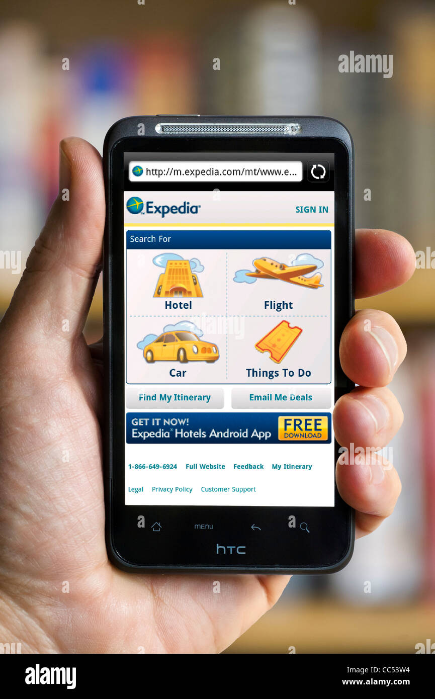 La navigazione Expedia viaggio sito web su uno smartphone HTC Foto Stock