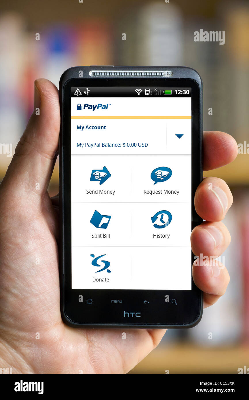 Usando le app di PayPal su uno smartphone HTC Foto Stock