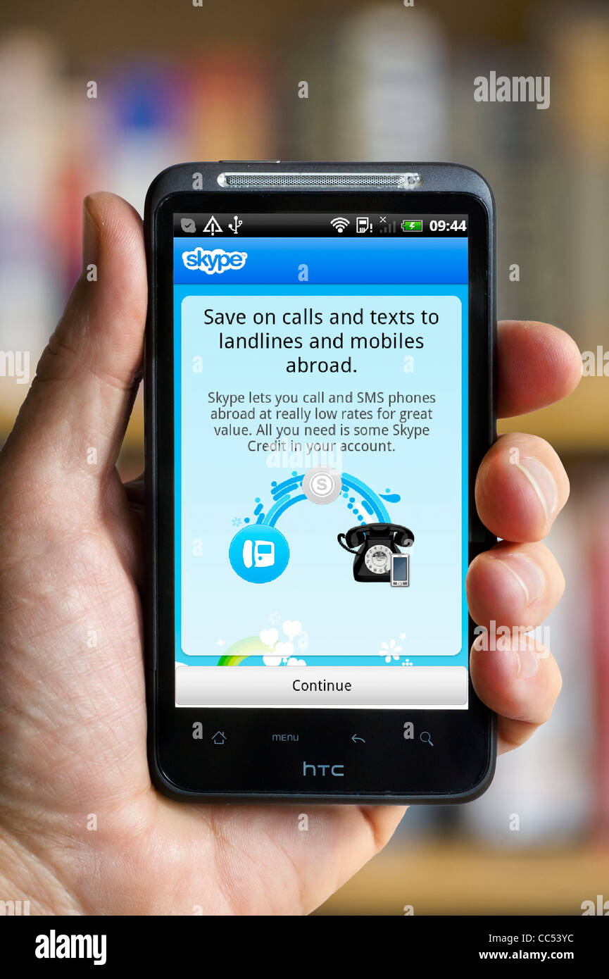 Uso di Skype su un smartphone HTC Foto Stock