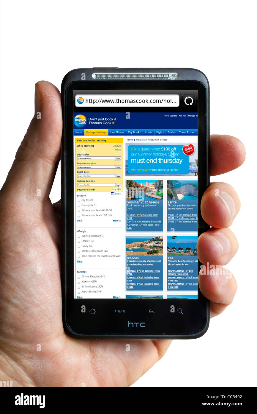 Esplorazione del Thomas Cook sito web su uno smartphone HTC Foto Stock