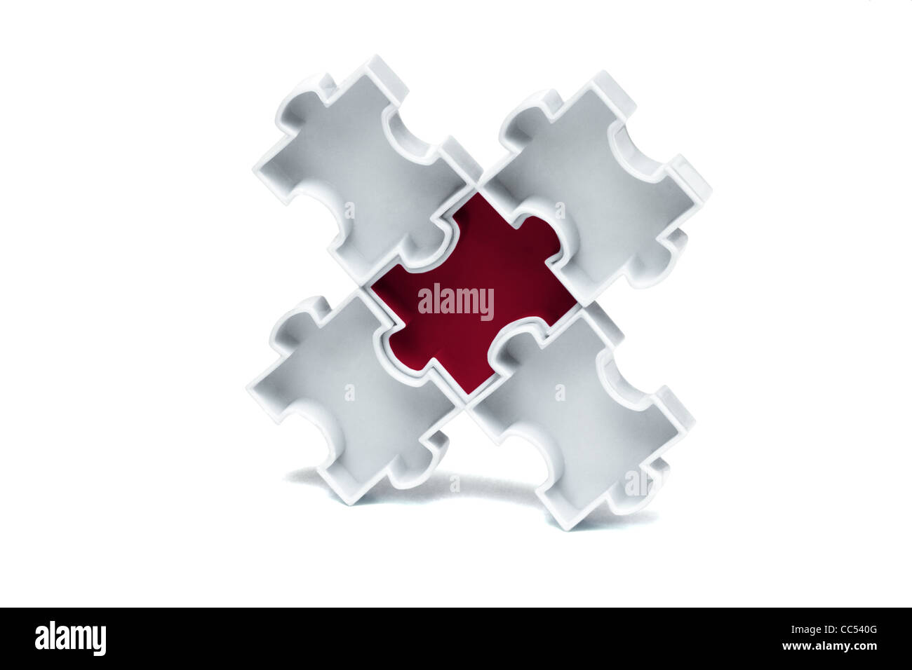 Red puzzle asservito al centro con pezzi bianchi Foto Stock
