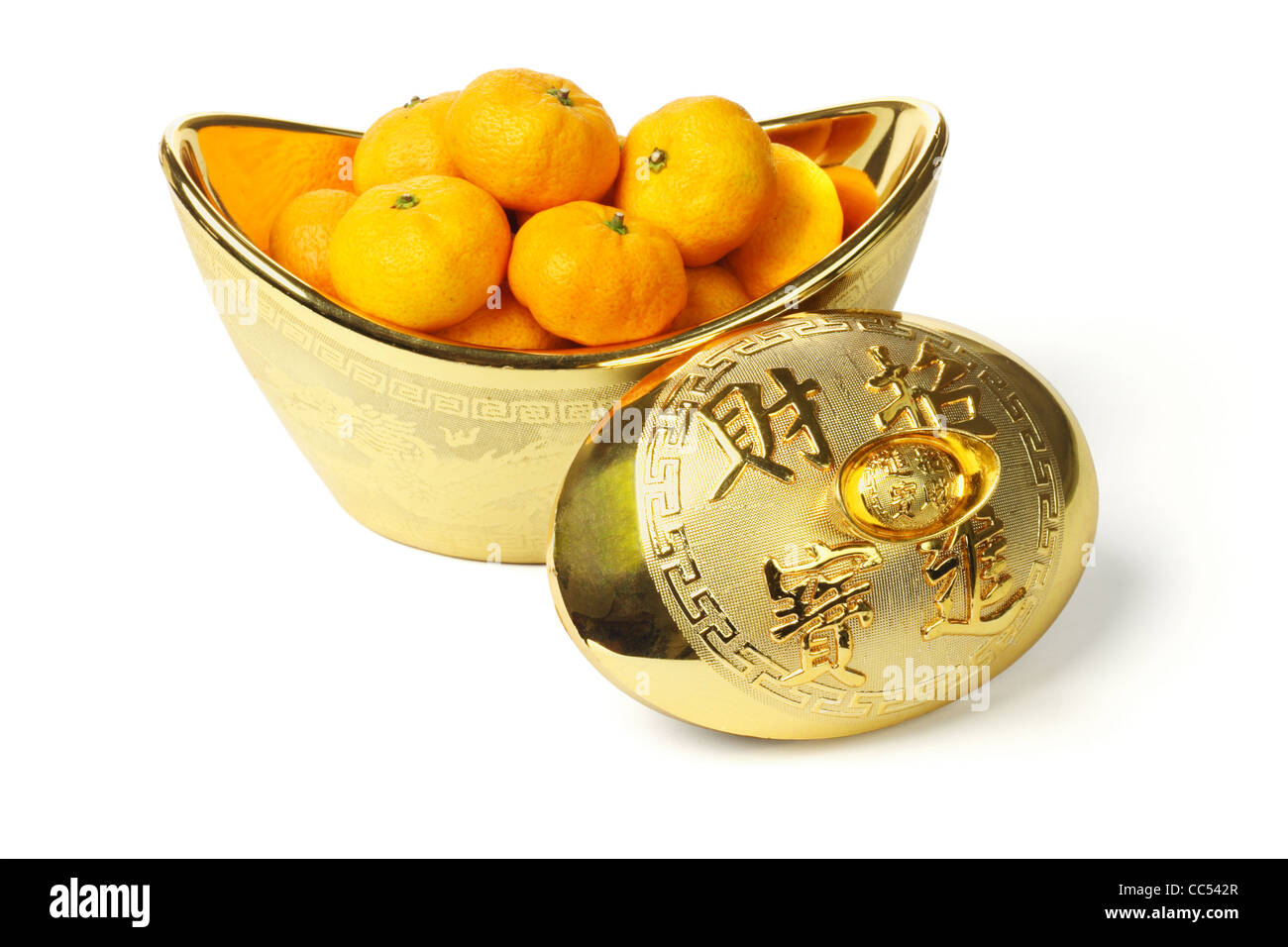 Mandarini arance nel lingotto oro contenitore su sfondo bianco Foto Stock