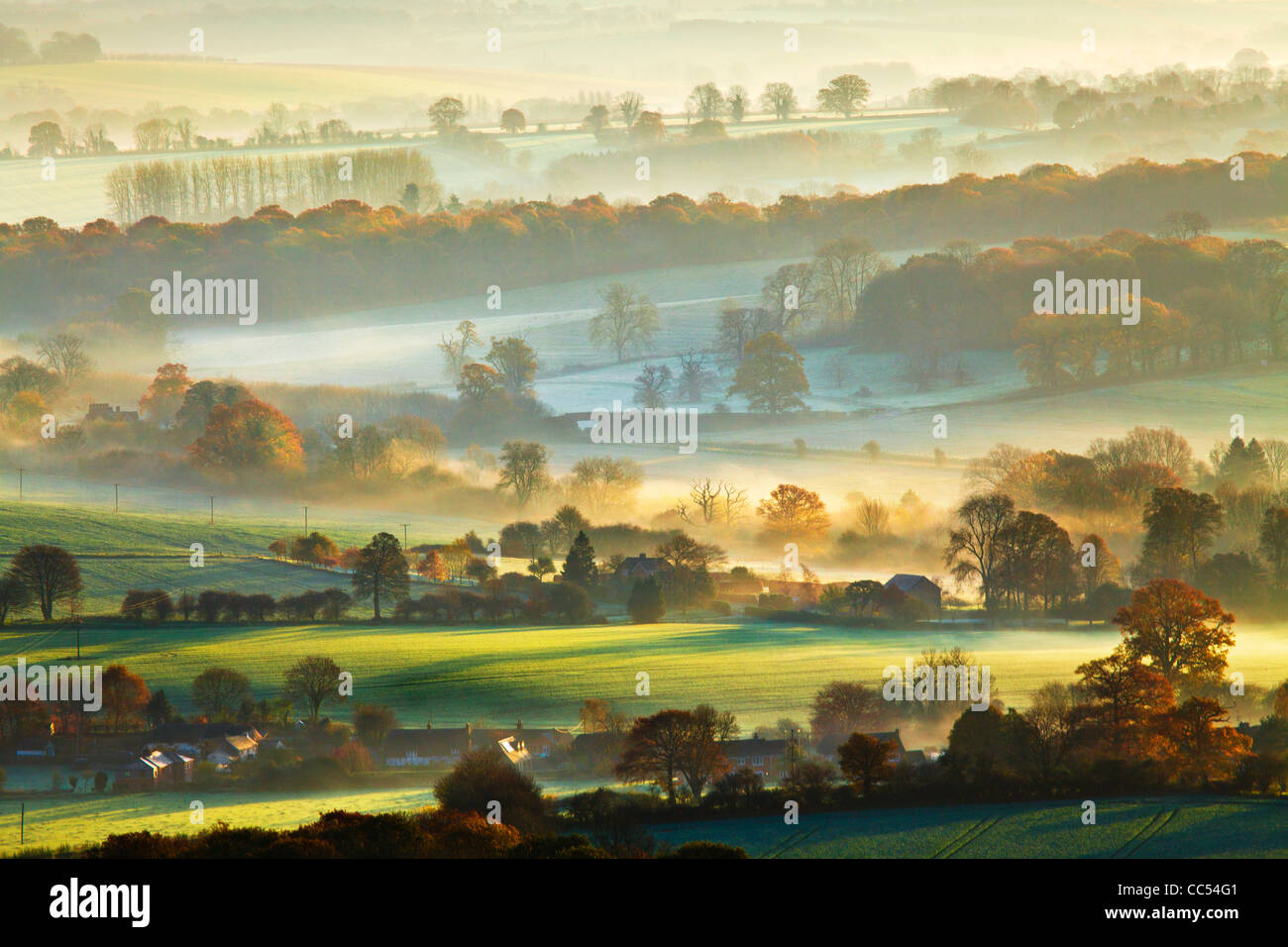 Un inverno sunrise vista da Martinsell collina sopra la valle di Pewsey nel Wiltshire, Inghilterra, Regno Unito Foto Stock