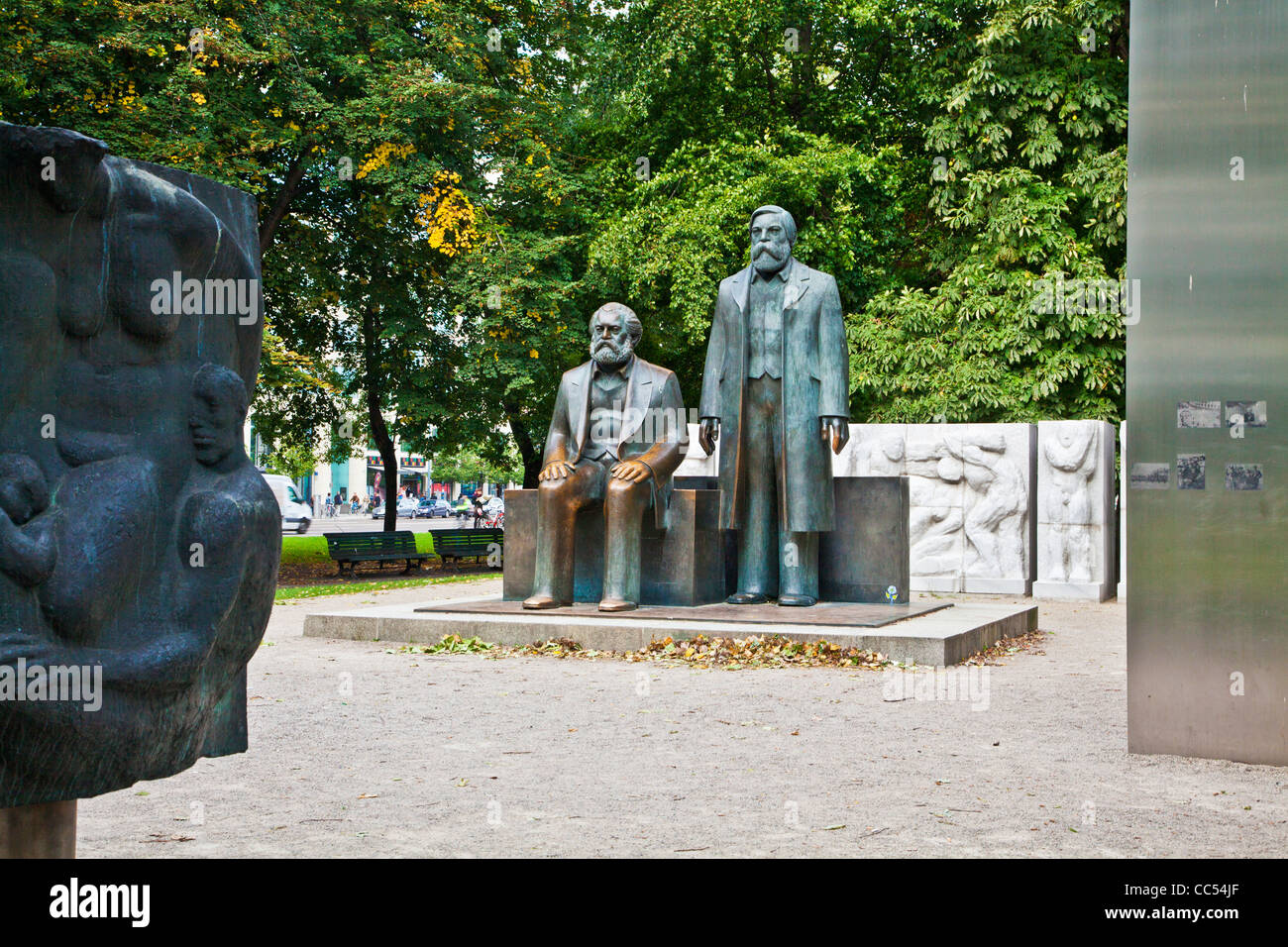 Ludwig Engelhardt il bronzo di Karl Marx e Friedrich Engels in Marx-Engels-Forum parco nel quartiere centrale Mitte di Berlino, Germania Foto Stock