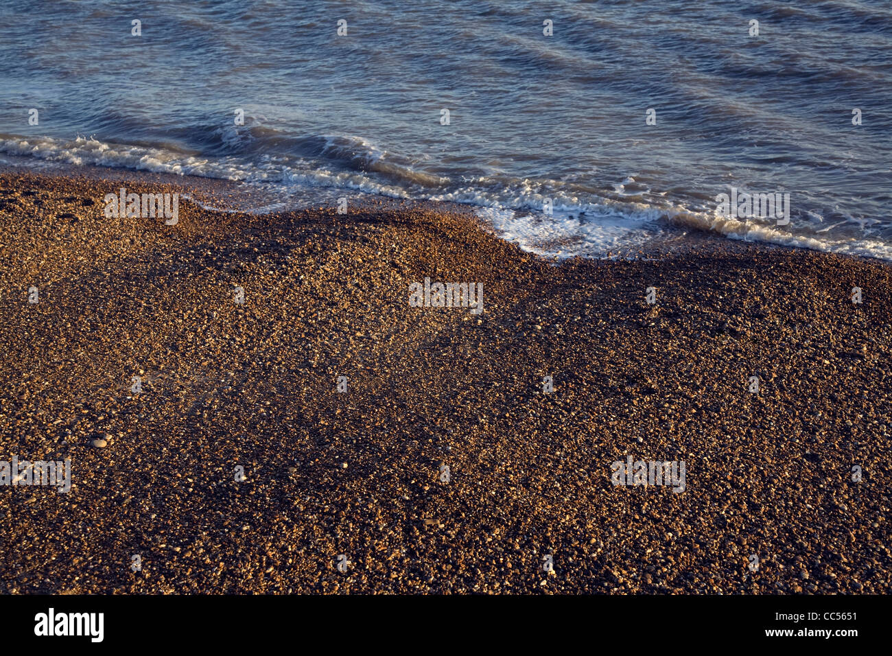 Onda formanti oscillante con spiaggia ghiaiosa cuspidi Foto Stock