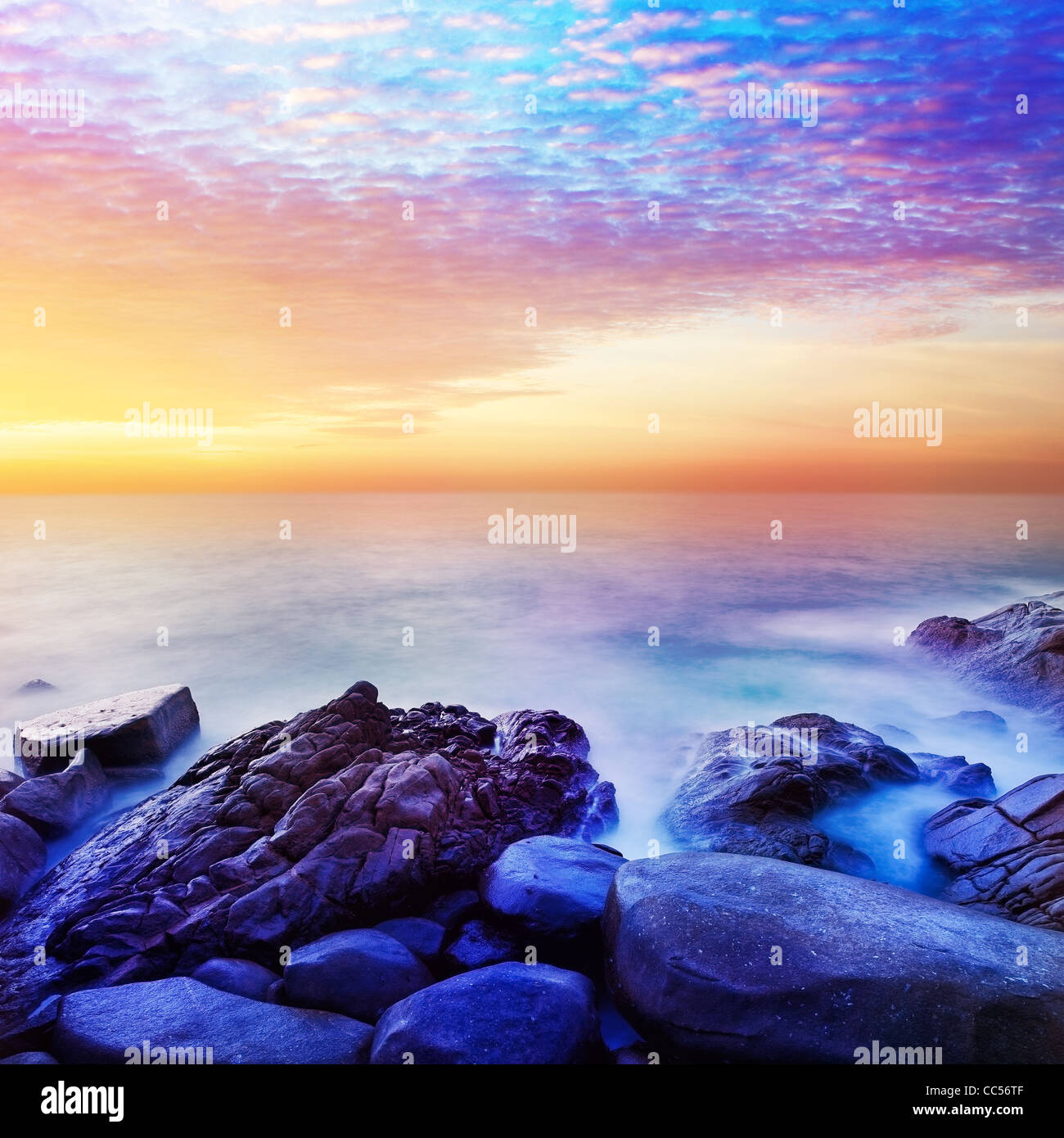 Rainbow il primo pianeta fantasy seascape. Composizione quadrata. Foto Stock