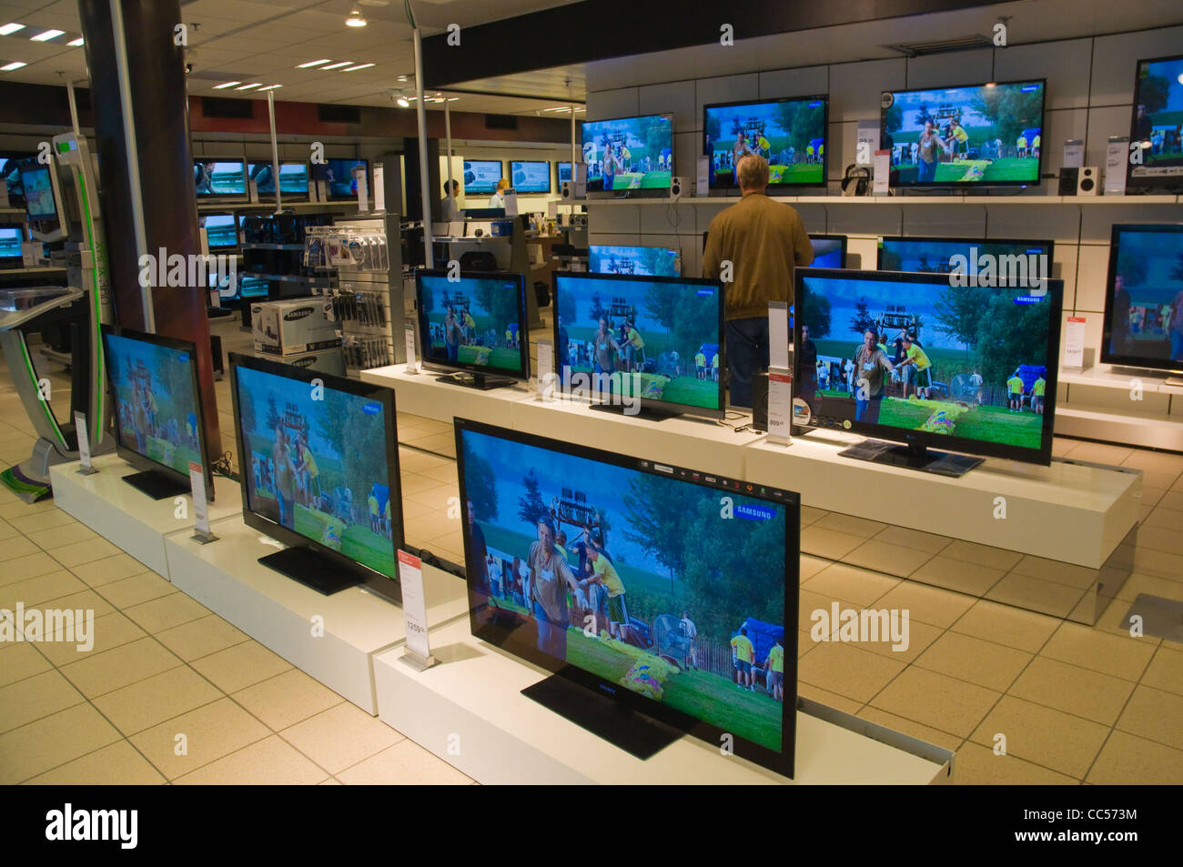 Negozio di elettronica con schermi televisivi Hansa complesso per lo shopping centro di Turku Finlandia Europa Foto Stock