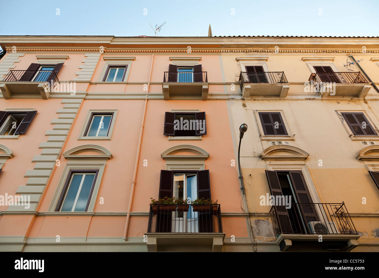 Finestre con persiane e balconi su case italiane a Anzio Foto Stock