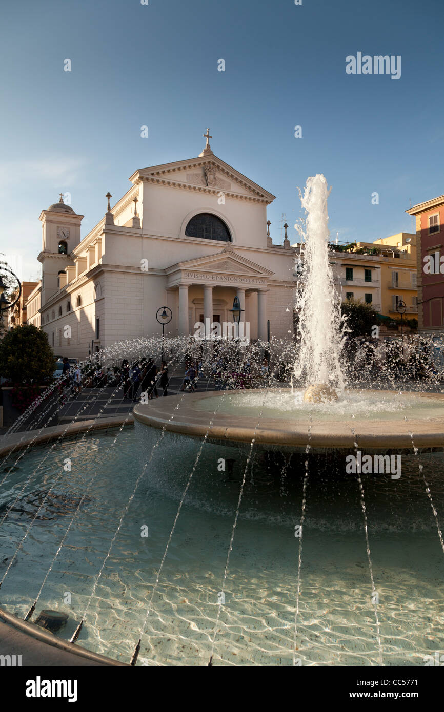 La fontana nella Piazza Pia e la Chiesa dei Santi Pio e Antonio chiesa a Anzio, Italia. Foto Stock