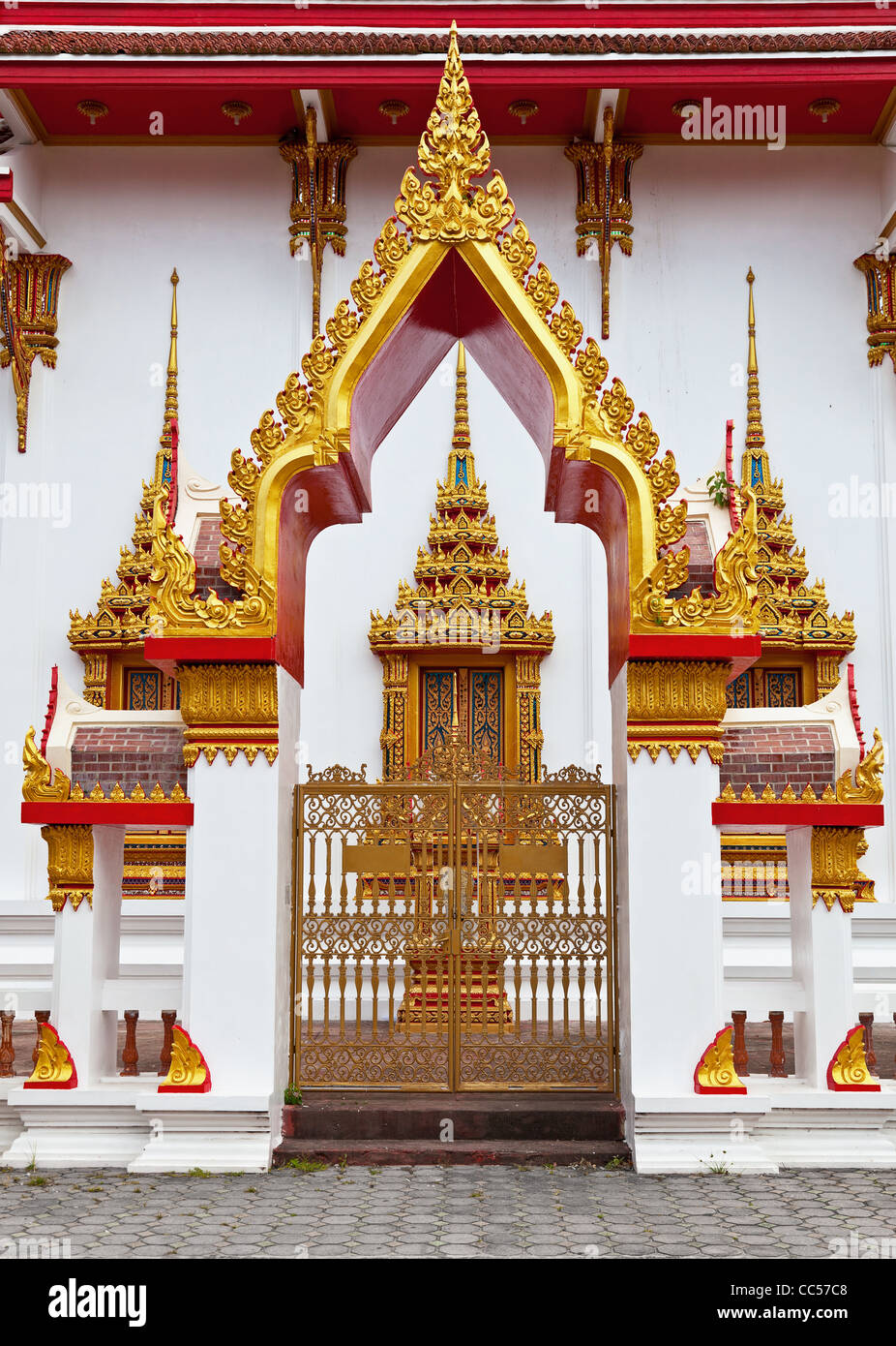 I cancelli dorati di un antico tempio buddista Foto Stock