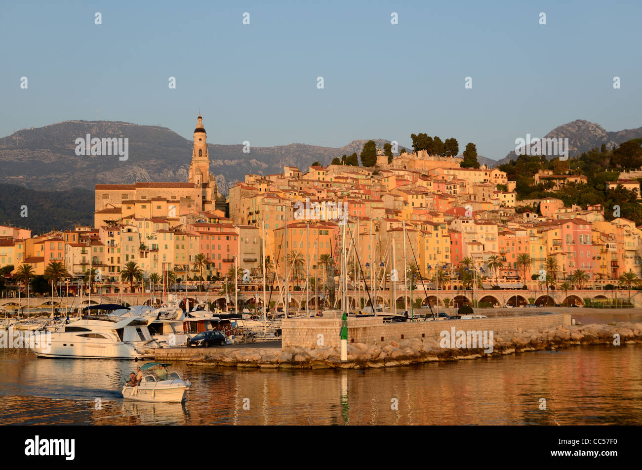 Alba sul porto di Mentone, la Città Vecchia e il porto o Porto, Mentone Costa Azzurra, Francia Foto Stock