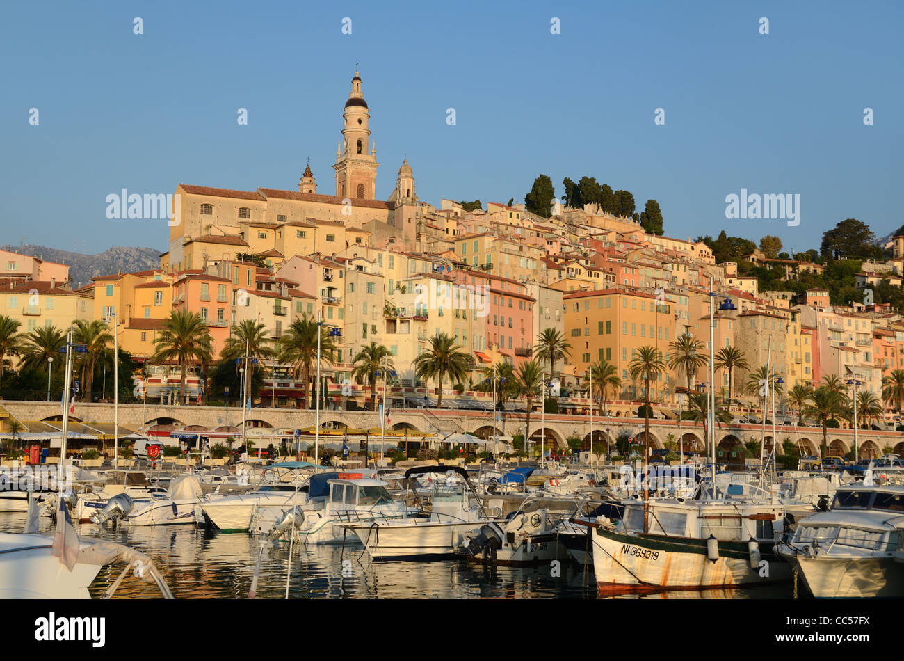 Alba sul porto di Mentone, la Città Vecchia e il porto o Porto, Mentone  Costa Azzurra, Francia Foto stock - Alamy