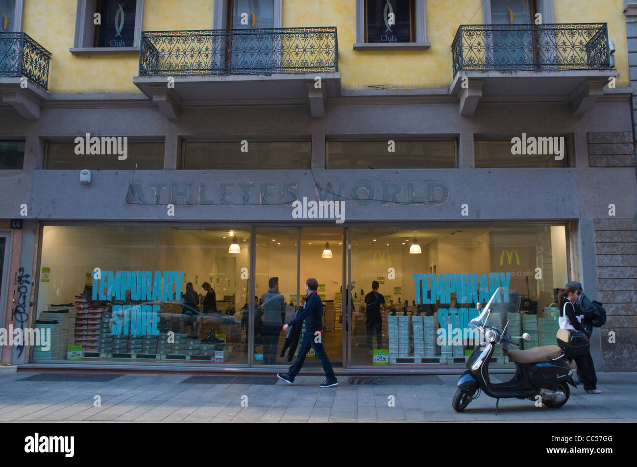 Calzatura temporanea shop lungo Via Torino street central milano lombardia italia Europa Foto Stock