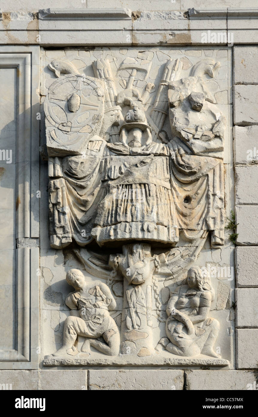 Prigionieri romani Bas-Relief, Trofeo di Augusto o Trophée des Alpes, un Monumento alla Vittoria Romana (c6BC) a la Turbie Alpes Maritimes Francia Foto Stock