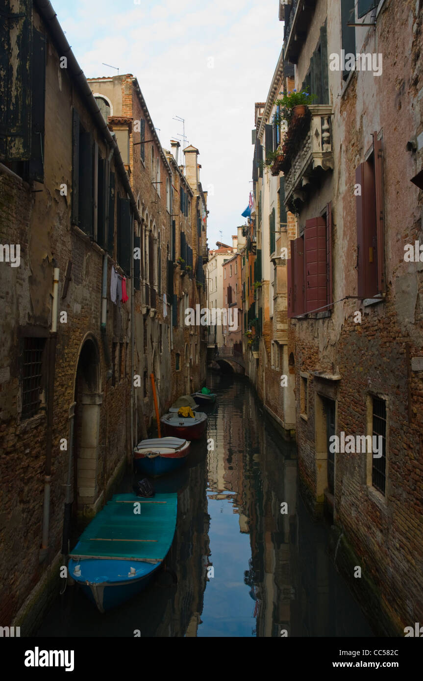 Canal fuori del percorso turistico di Santa Croce sestiere di Venezia Distretto Veneto Italia del nord Europa Foto Stock