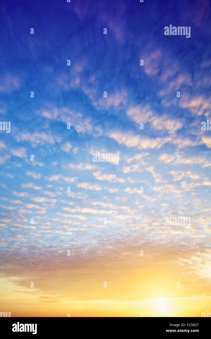 Vista di una spettacolare sky al tramonto del tempo. Colpo verticale. Foto Stock