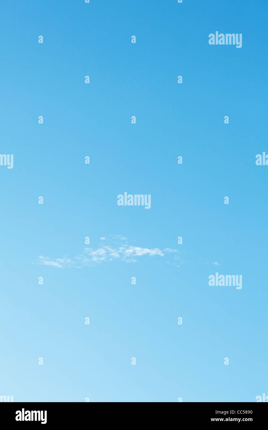 Colpo verticale di un cielo blu chiaro al mattino Foto Stock