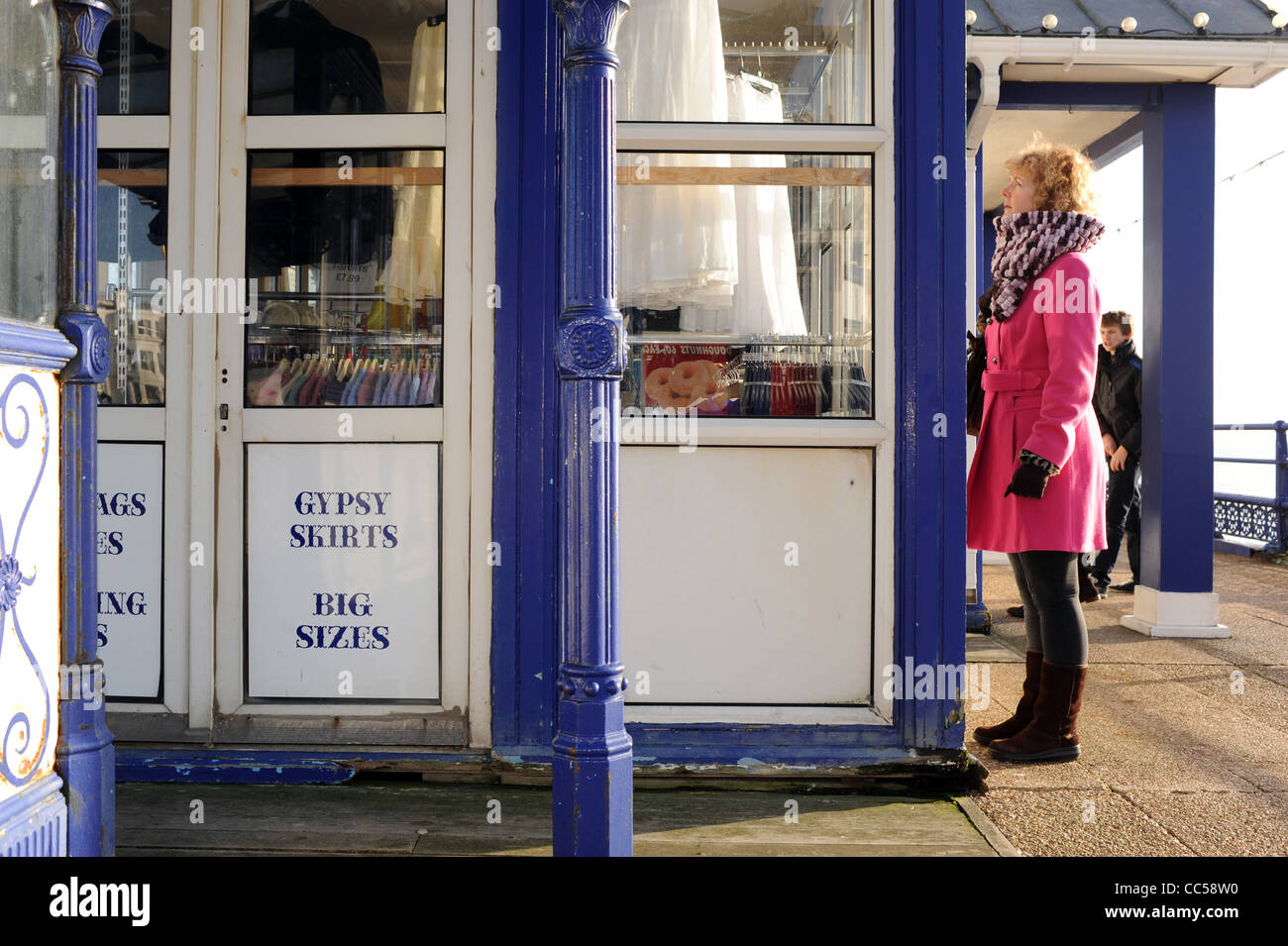 Negozio di vendita Gypsy gonne a Eastbourne Pier con segno affermando che essi hanno grandi dimensioni UK Foto Stock