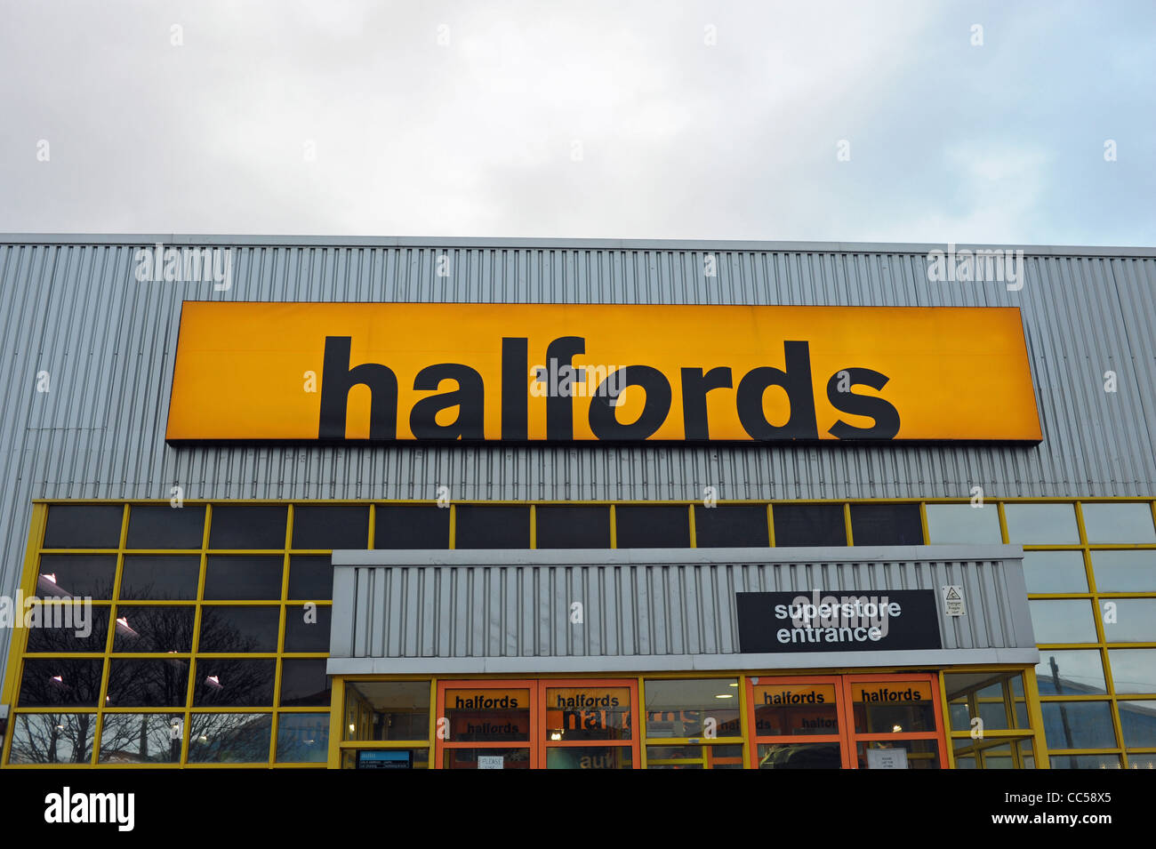 Halfords motorino e bicicletta superstore a Shoreham West Sussex Regno Unito Foto Stock