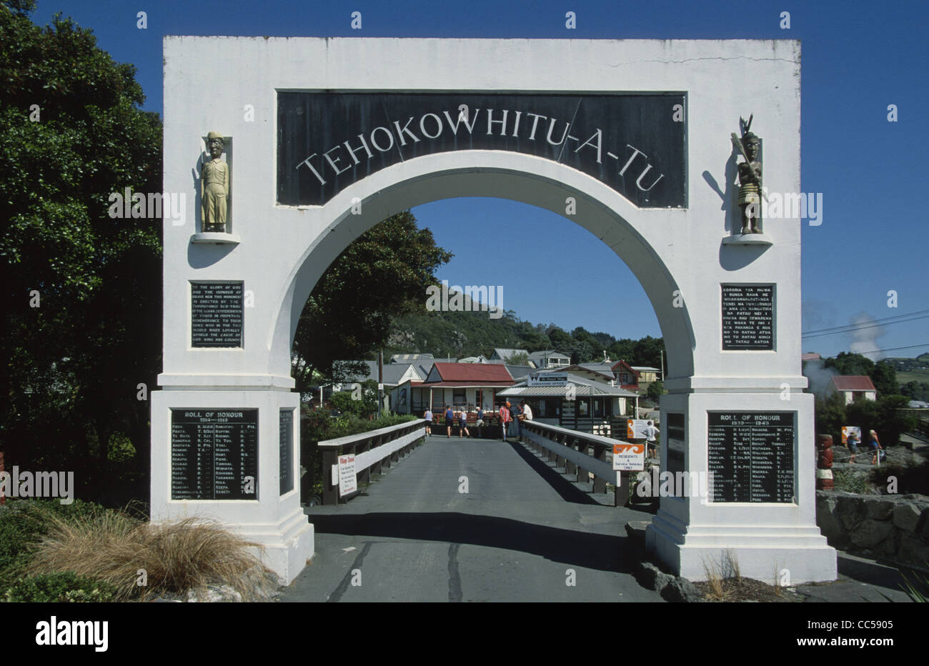 Nuova Zelanda Rotorua Whakarewarewa villaggio Maori War Memorial Arch Foto Stock