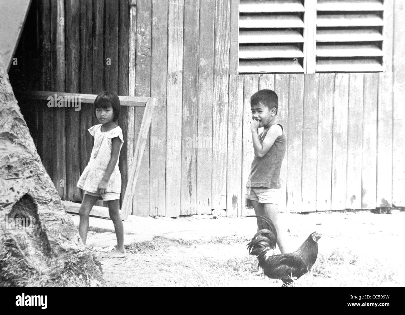 Un ragazzo giovane e sua sorella in tondo Manila Filippine Foto Stock