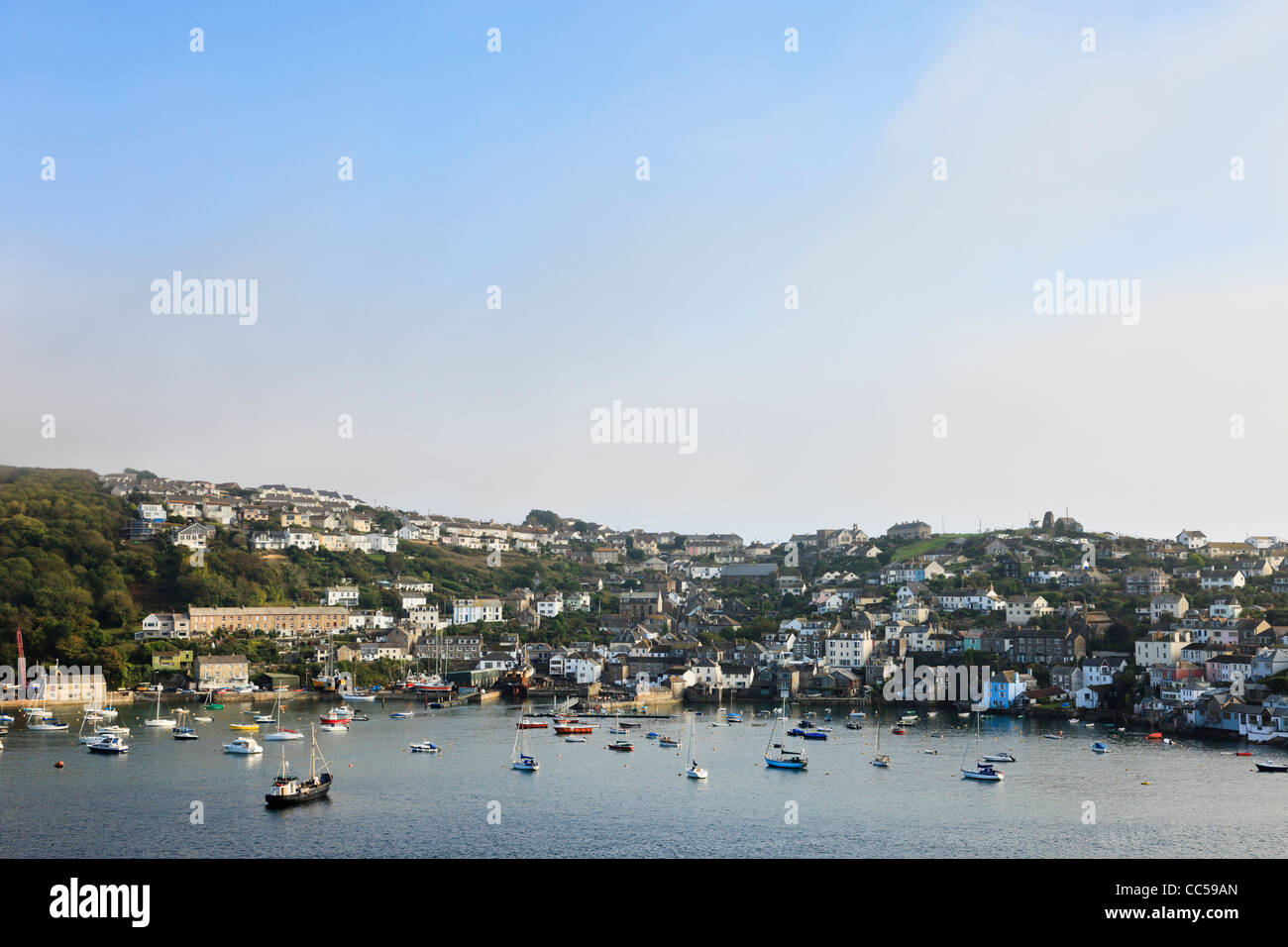 Vista Polruan attraverso il Fiume Fowey con barche ormeggiate da Fowey, Cornwall, Inghilterra, Regno Unito, Gran Bretagna. Foto Stock