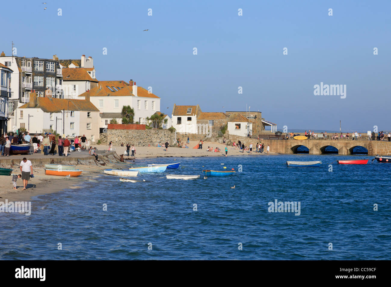 St Ives, Cornwall, Inghilterra, Regno Unito, Gran Bretagna. Fronte del porto ad alta marea Foto Stock