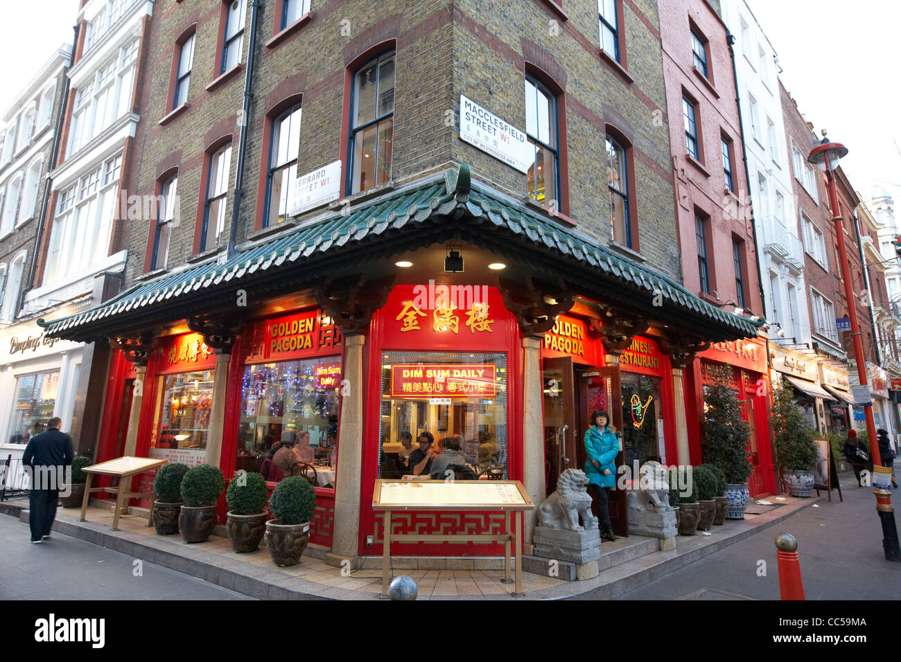 La pagoda dorata ristorante cinese nell'angolo di Gerrard Street e a Macclesfield street chinatown Londra Inghilterra REGNO UNITO Foto Stock