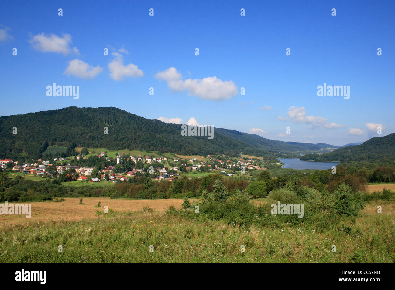 Uscie Gorlickie - un villaggio in polacco Beskid Niski dal lago Klimkowka, nei Carpazi Foto Stock