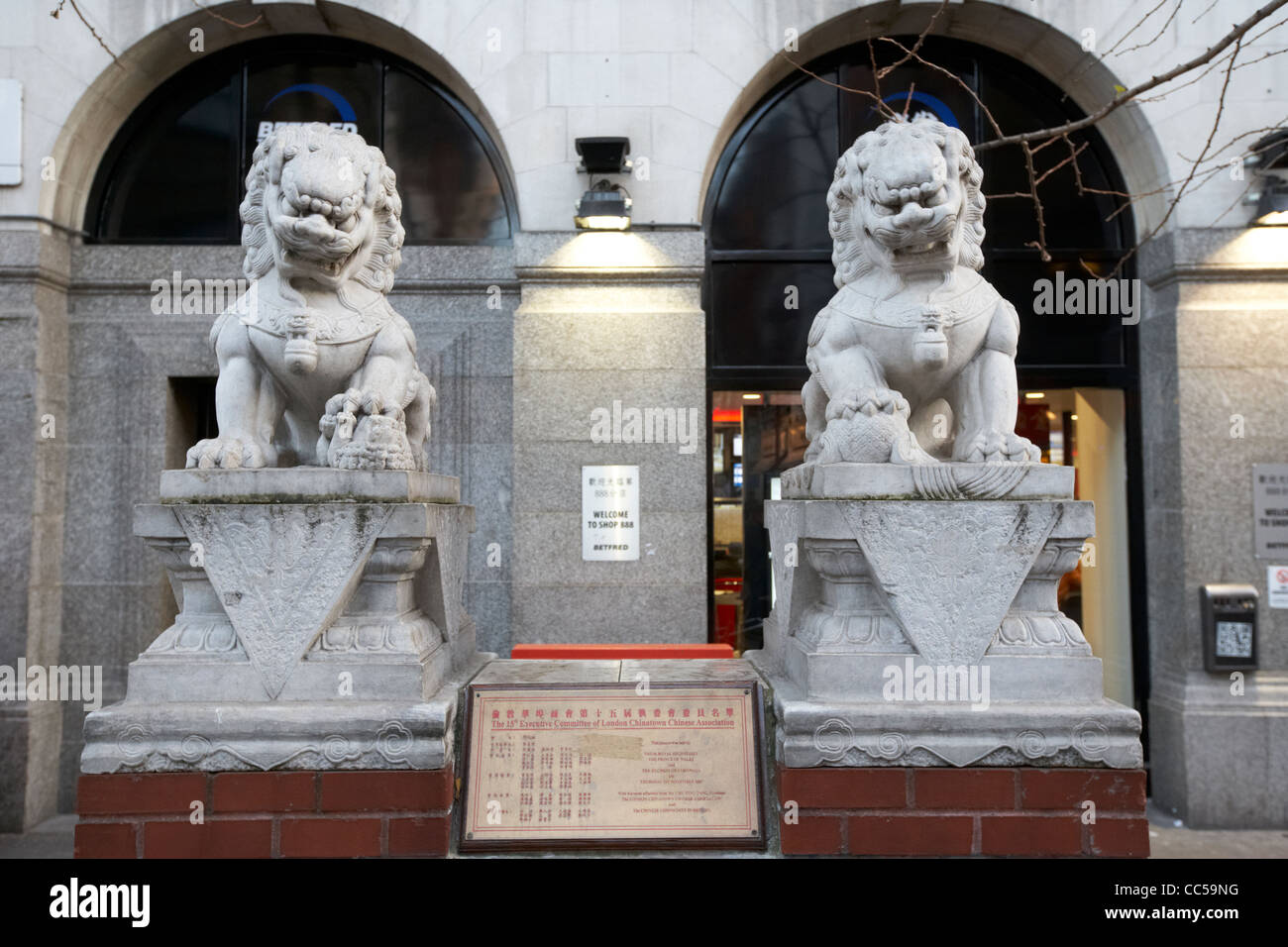 Custode cinese lions shishi foo cani sculture chinatown Londra Inghilterra Regno Unito Regno Unito Foto Stock
