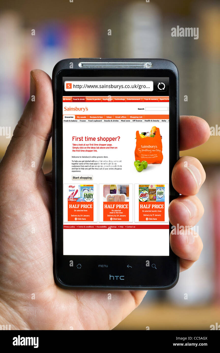 Fare la spesa online presso Sainsbury's su uno smartphone HTC Foto Stock