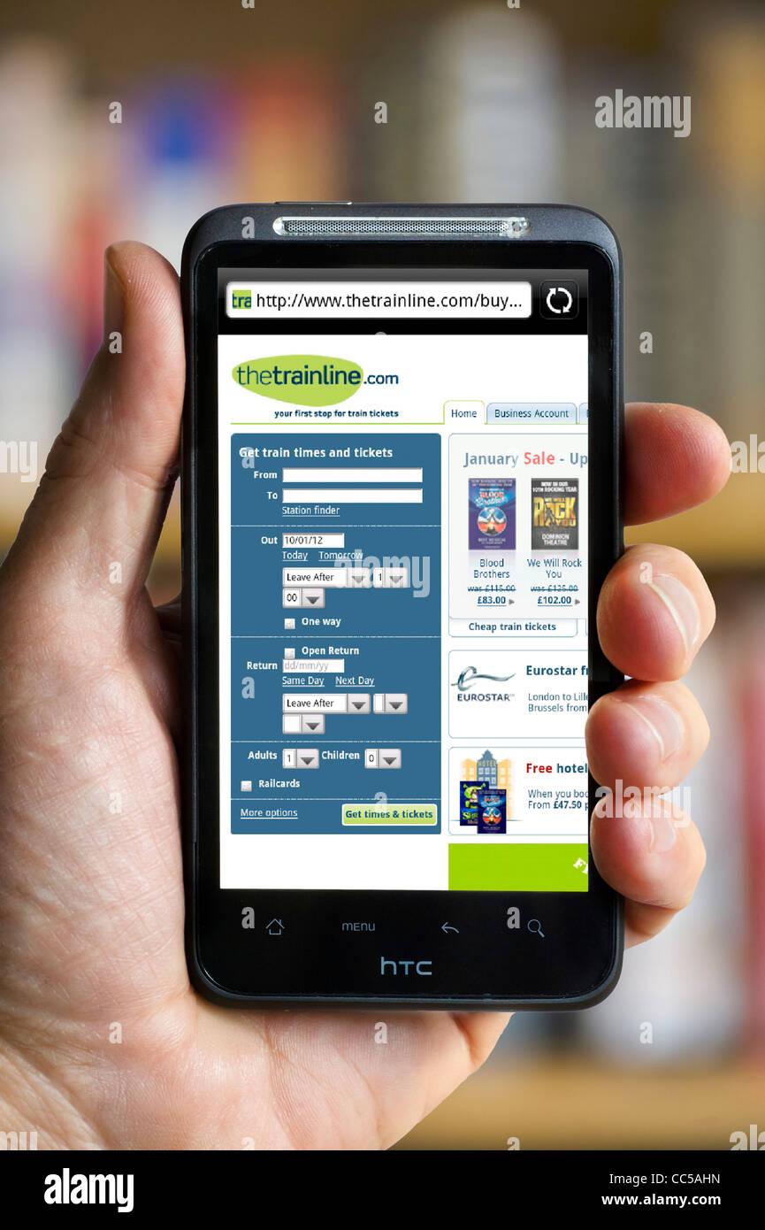 La prenotazione dei biglietti per i treni sul sito web thetrainline.com smartphone HTC Foto Stock