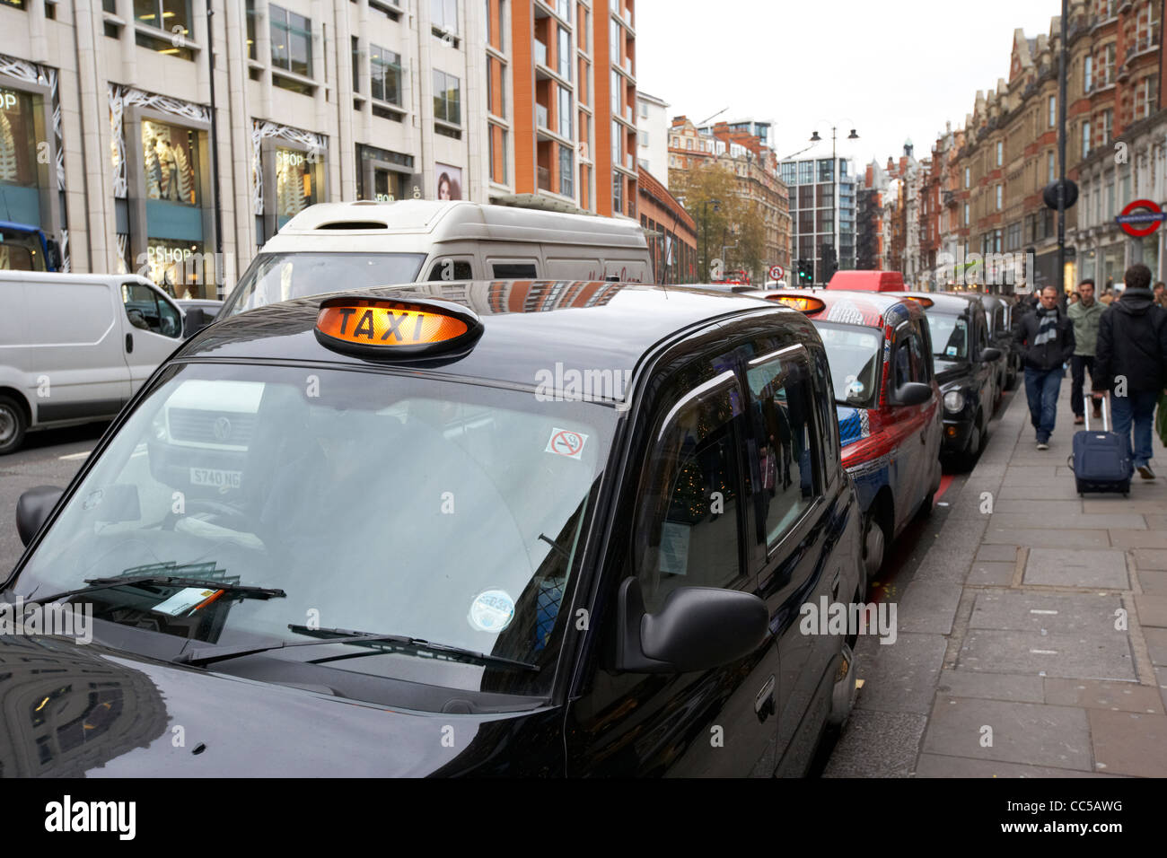 Fila di Londra taxi neri su Brompton road knightsbridge Londra Inghilterra Regno Unito Regno Unito Foto Stock