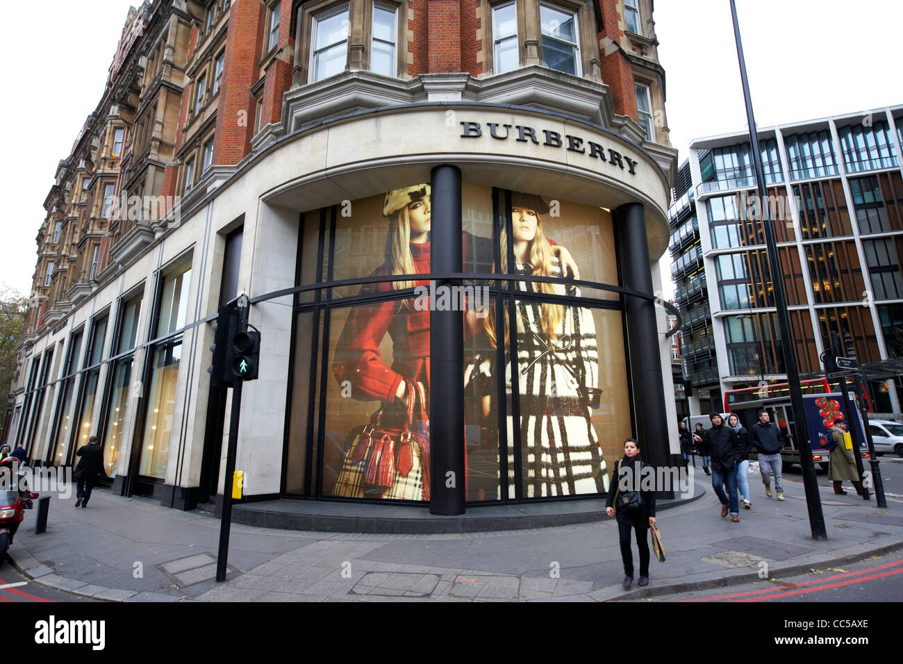 Burberry store Brompton Road e Knightsbridge scotch corner Londra Inghilterra Regno Unito Regno Unito Foto Stock