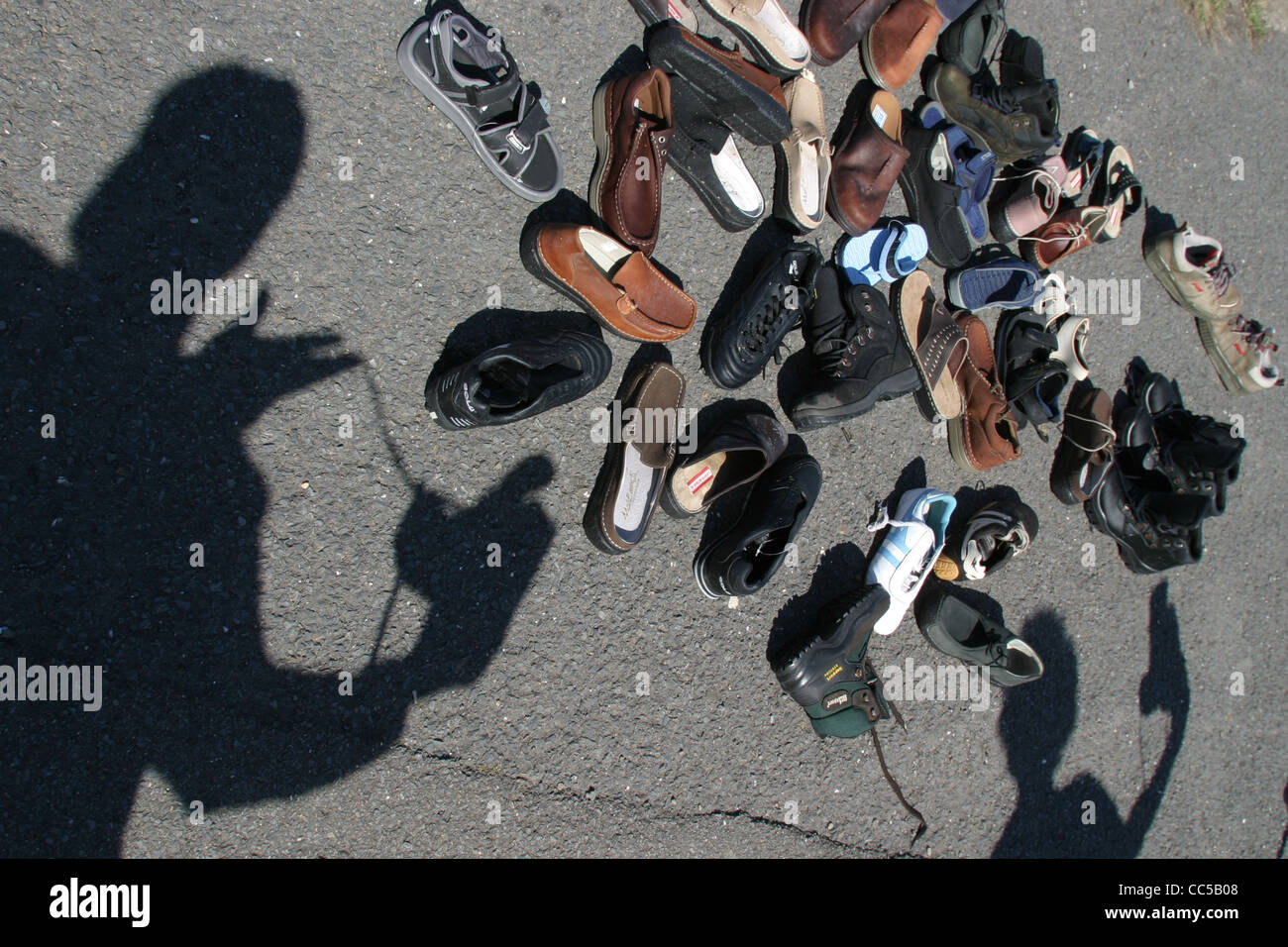 Scarpe lavato fino a Condino Spiaggia da Boscastle dopo le inondazioni Foto Stock
