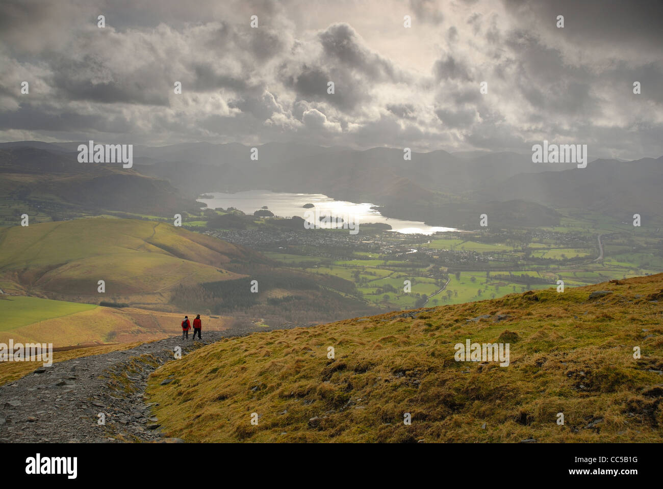 Rompere la luce del sole più giovane a camminare su Skiddaw nel Lake District inglese. Keswick e Derwent Water in background Foto Stock