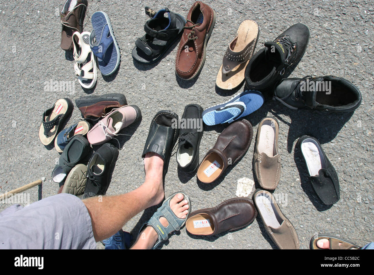 Scarpe lavato fino a Condino Spiaggia da Boscastle dopo le inondazioni Foto Stock