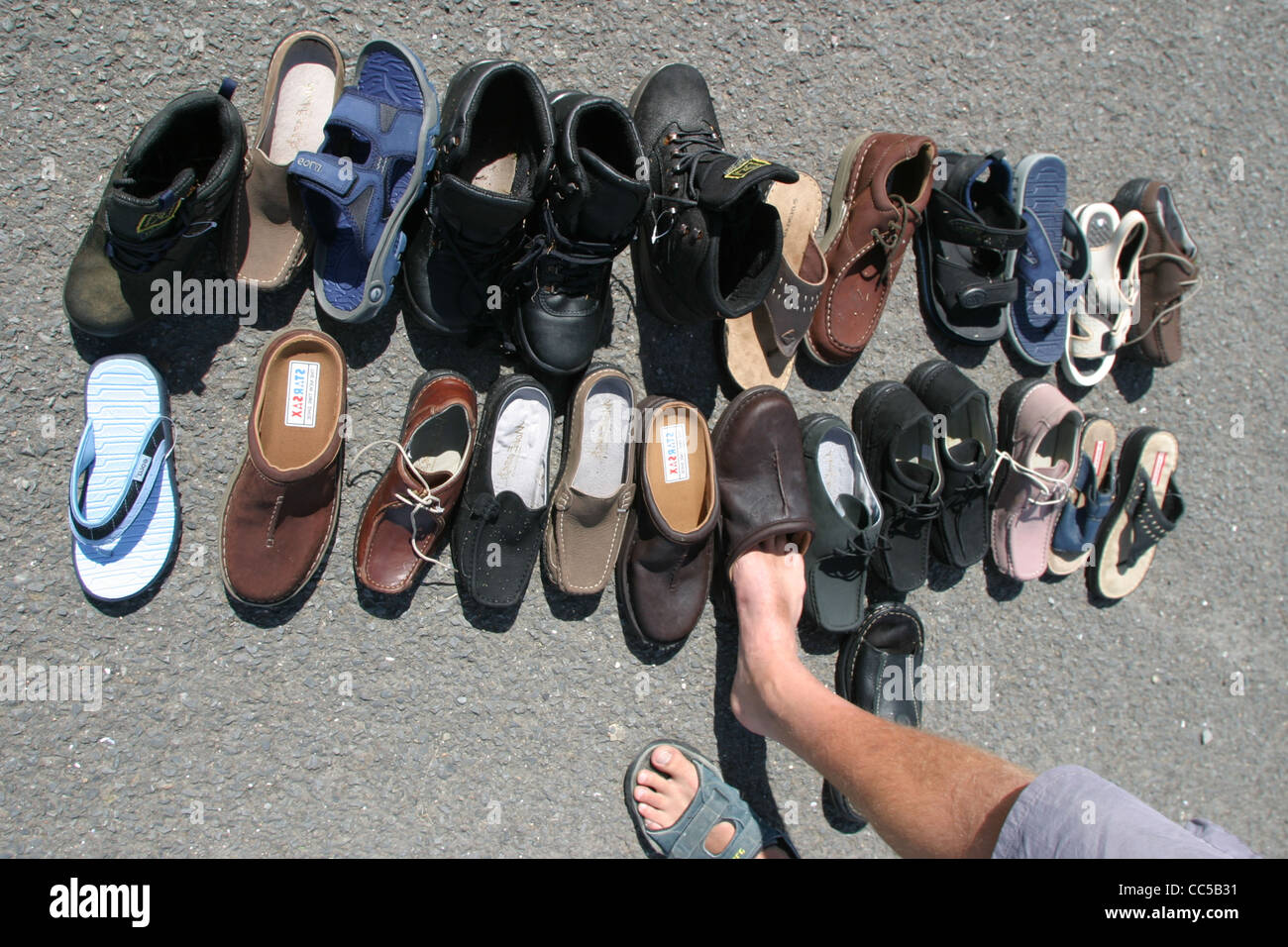 Scarpe lavato fino a Condino Spiaggia da Boscastle dopo le inondazioni Foto Stock